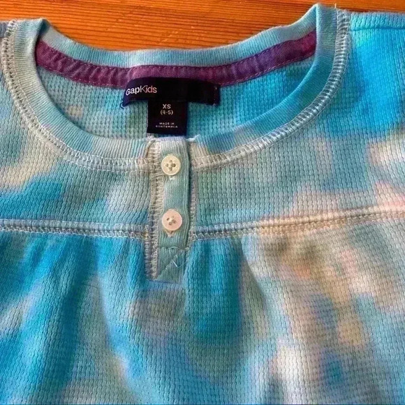 Tie dye Gap waffle shirt with capris - Picture 3 of 7